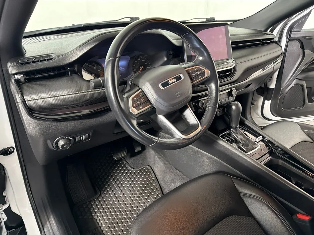 Used 2022 White Jeep Latitude image 8