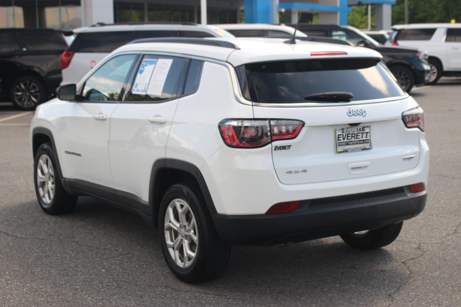 Used 2024 White Jeep Latitude image 5