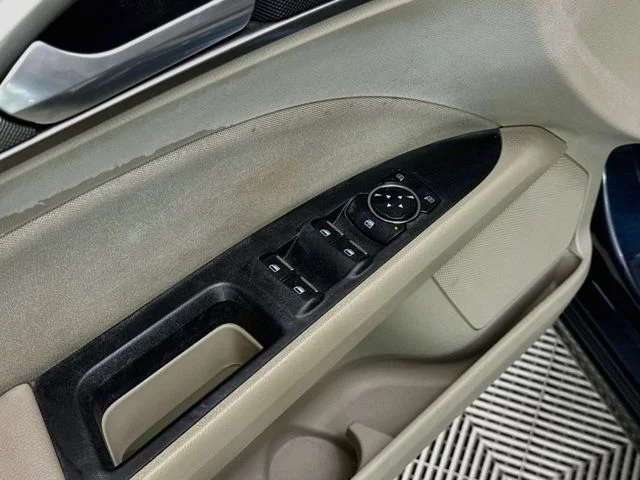 Used 2020 Blue Ford SE image 17