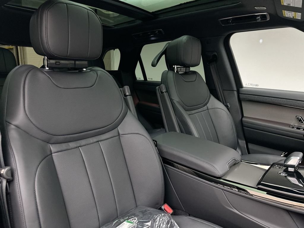 New 2027 Santorini Black Land Rover SE image 6