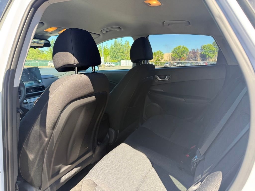 Used 2023 Lunar White w/Black Roof Hyundai SE image 18