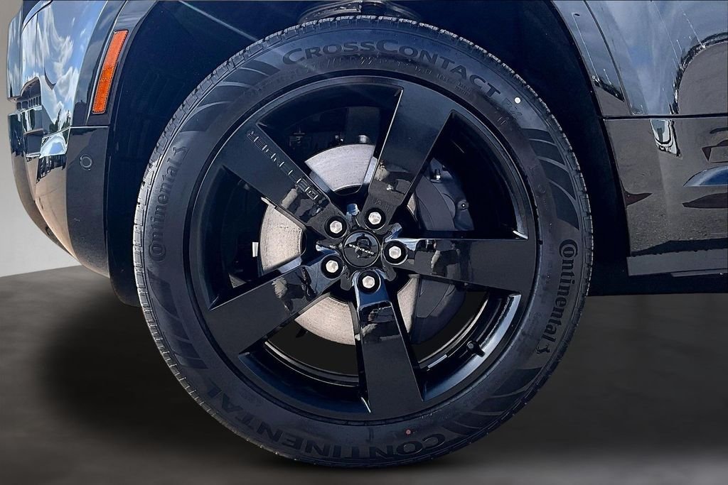 New 2026 Santorini Black Metallic Land Rover X-Dynamic SE image 12