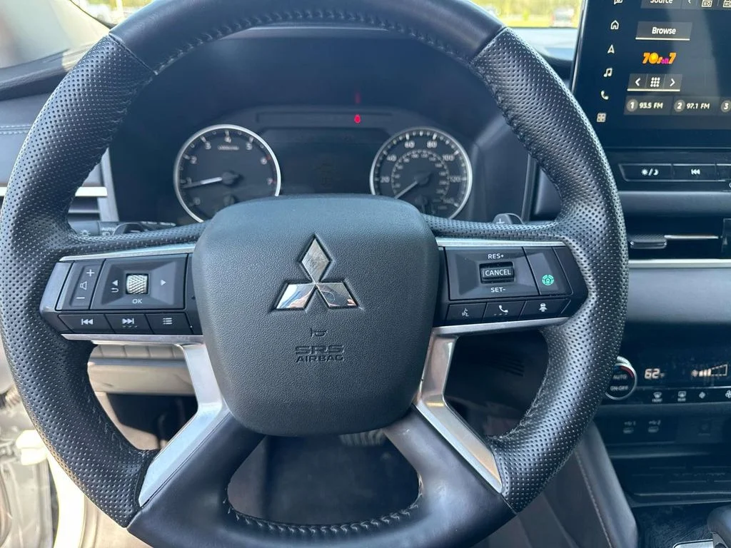 Used 2025 White Diamond Mitsubishi SE image 12