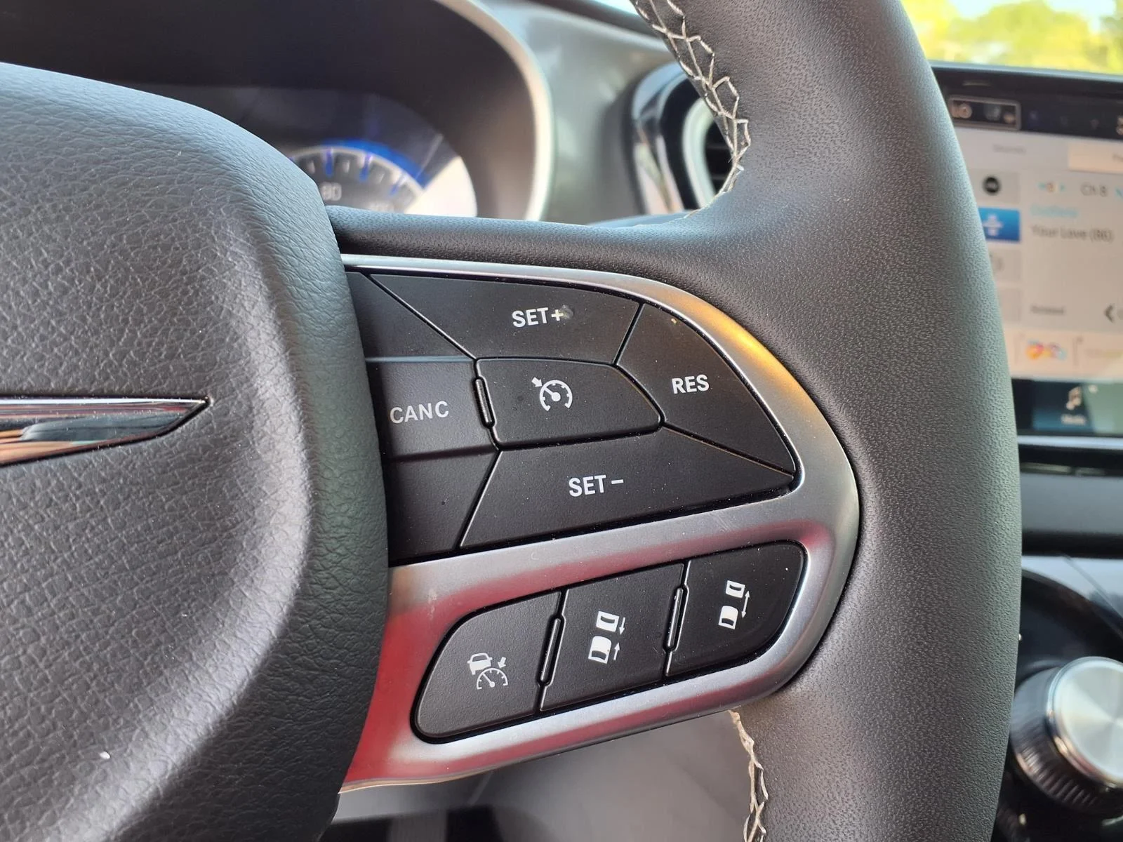 Used 2025 Diamond Black Crystal Pearlcoat Chrysler Select image 27