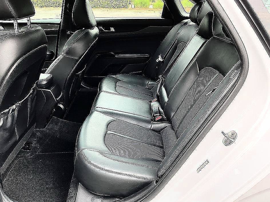 Used 2022 White Kia GT-Line image 23