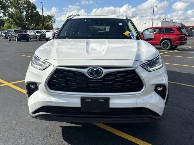 Used 2023 Wind Chill Pearl Toyota Bronze Edition image 4