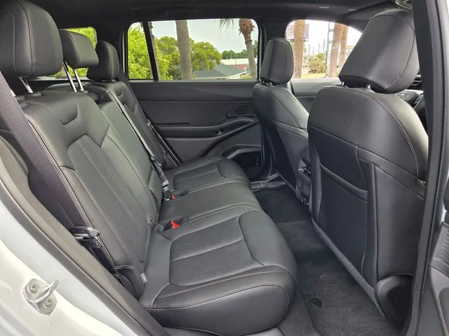 New 2026 Bright White Clear-Coat Exterior Paint Jeep Overland image 16