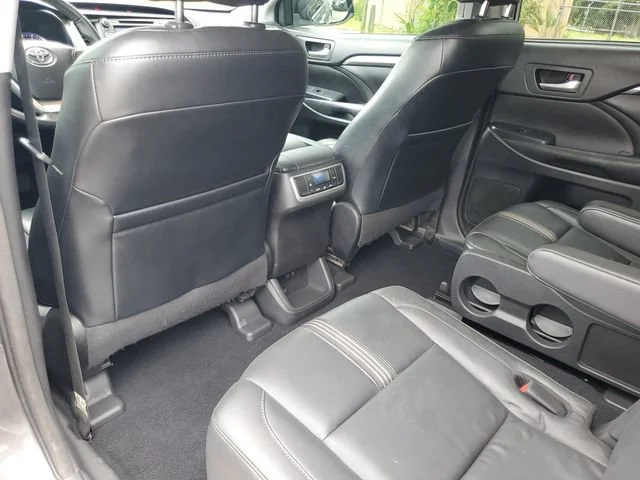 Used 2017 Predawn Gray Mi Toyota XLE image 24
