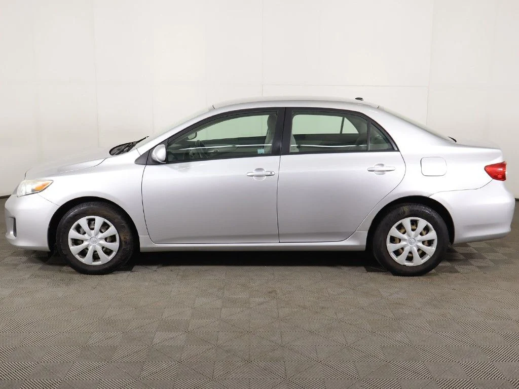 Used 2011 Silver Toyota LE image 12