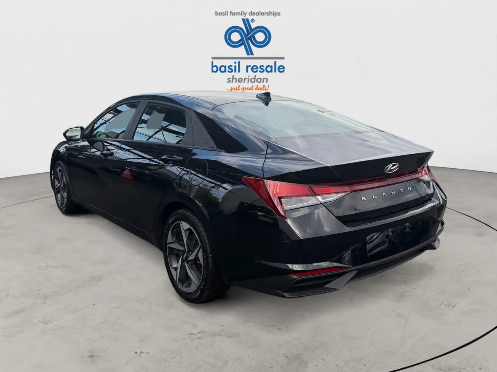 Used 2023 Phantom Black Hyundai SEL image 5