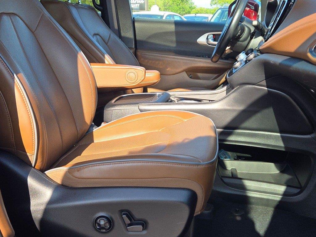 Used 2021 Velvet Red Pearlcoat Chrysler Hybrid Limited image 4
