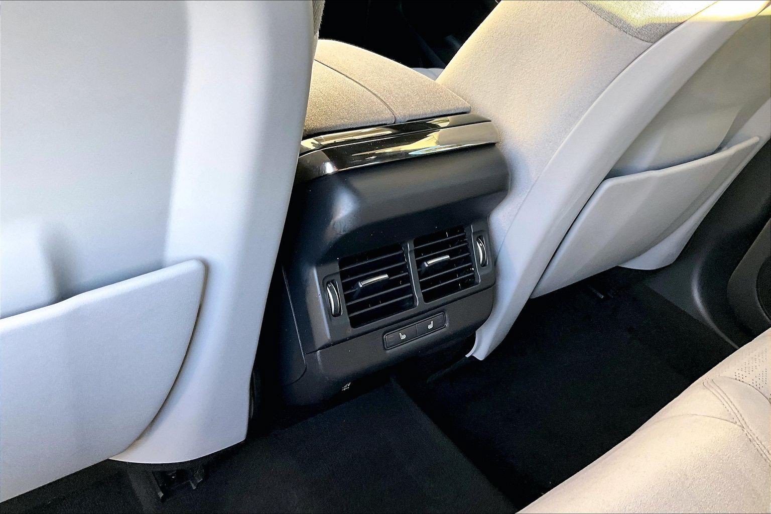 Used 2020 Black Land Rover R-Dynamic HSE image 31