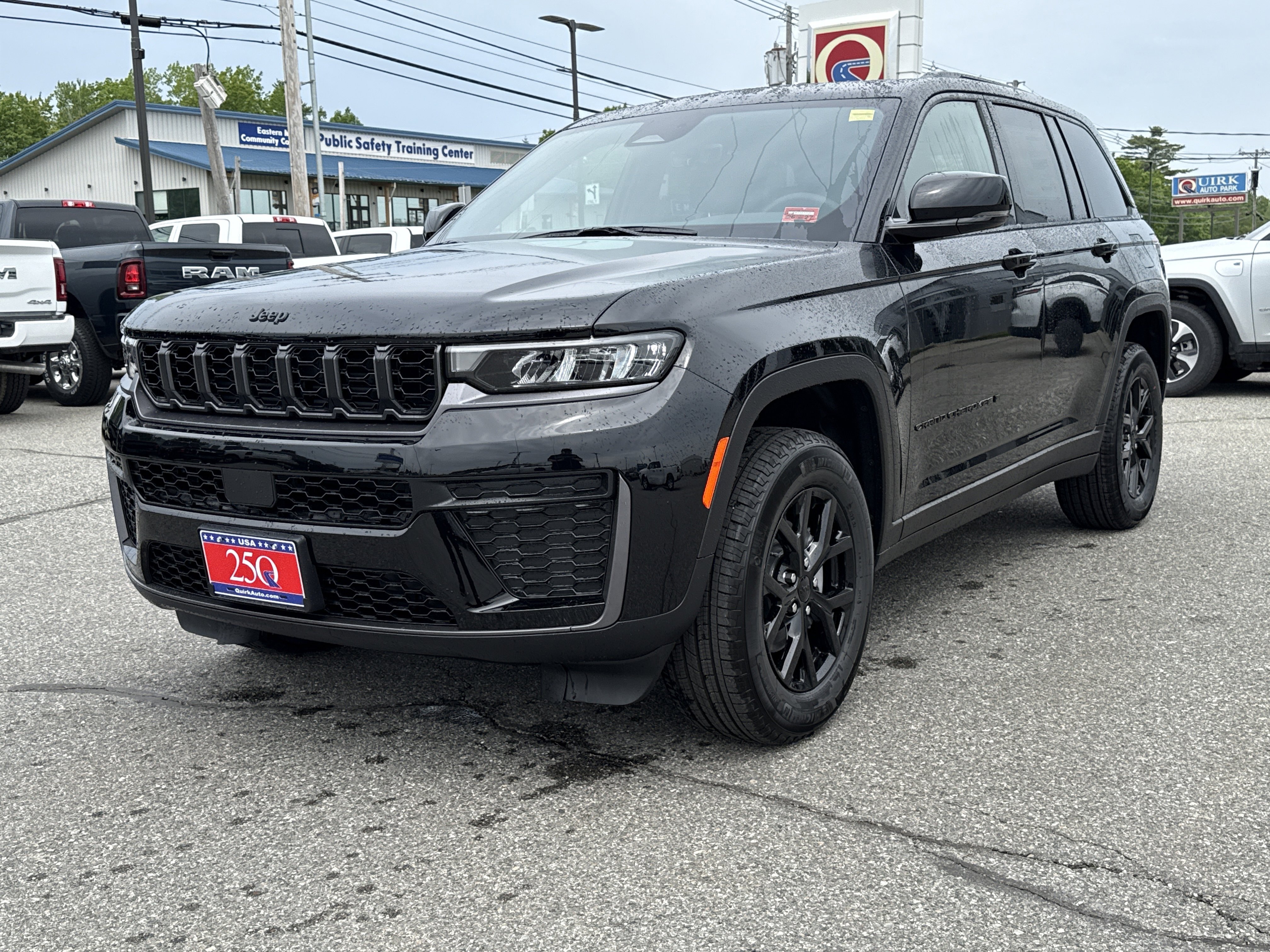 New 2026 Diamond Black Crystal Pearl-Coat Exterior Paint Jeep Laredo Altitude image 1