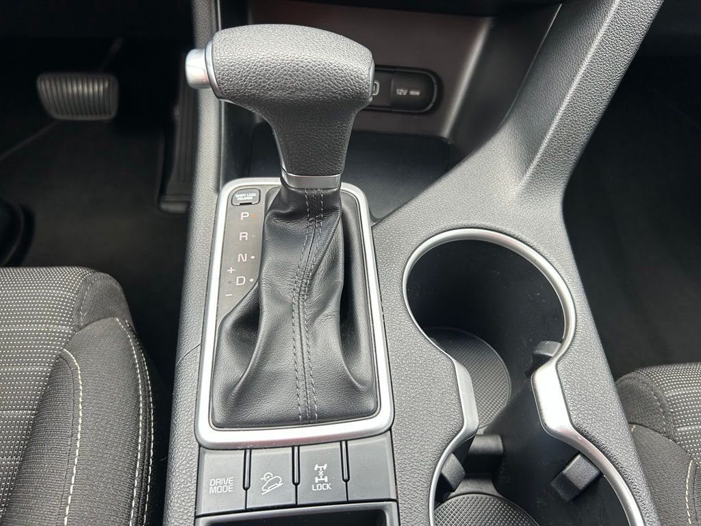Used 2018 White Kia LX image 24