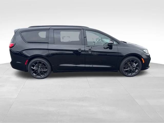 Used 2025 Black Chrysler Limited image 7