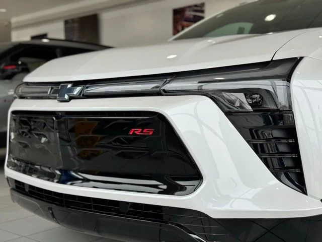 New 2025 Iridescent Pearl Tricoat Chevrolet RS image 17