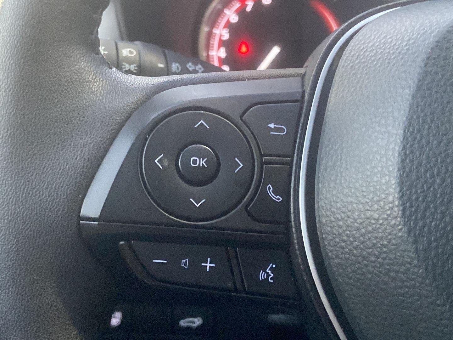 Used 2025 Wind Chill Pearl Toyota XLE Premium image 11