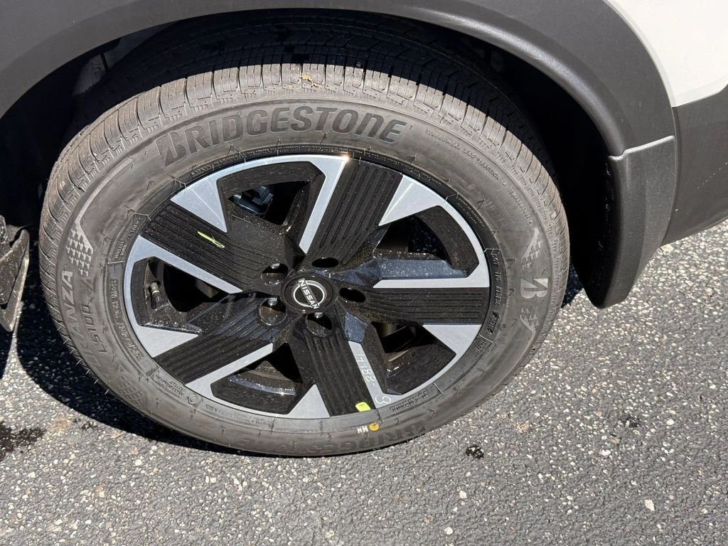 New 2026 Aspen White TriCoat / Super Black Two-tone Nissan SV image 13