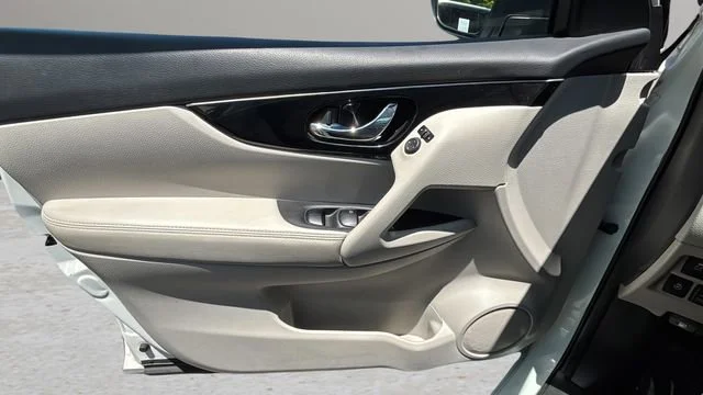 Used 2019 White Nissan SL image 17