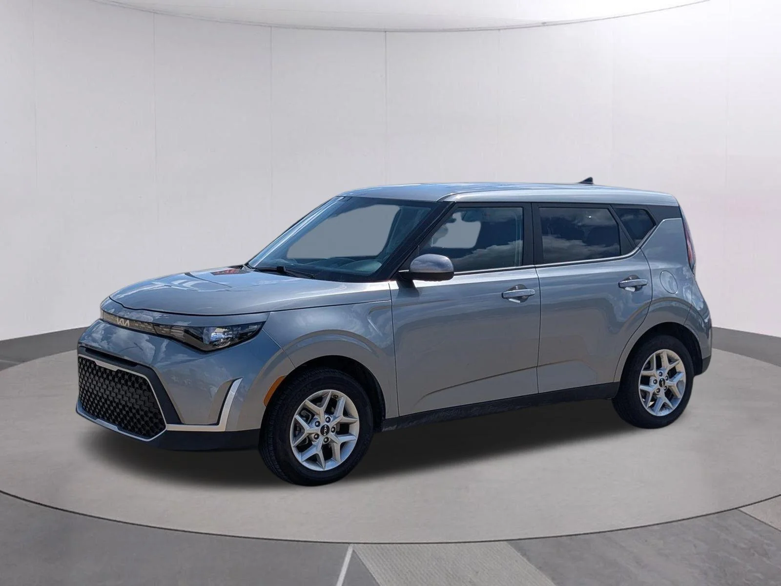 Used 2025 Steel Gray Kia LX image 1