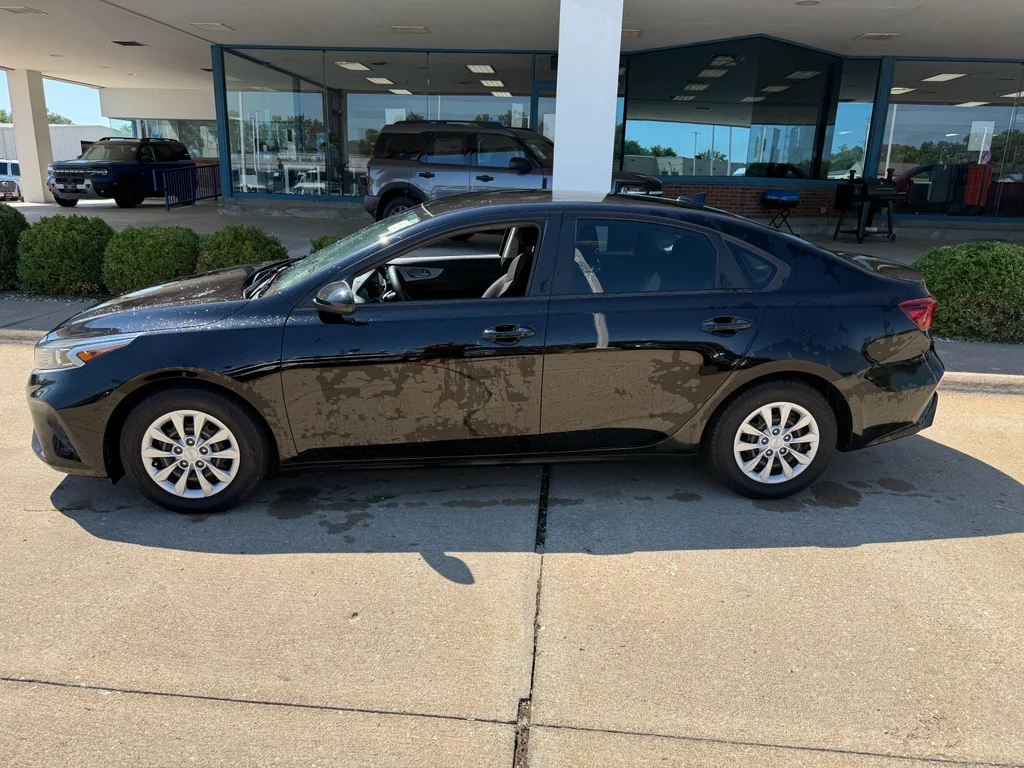 Used 2022 Aurora Black Kia FE image 13