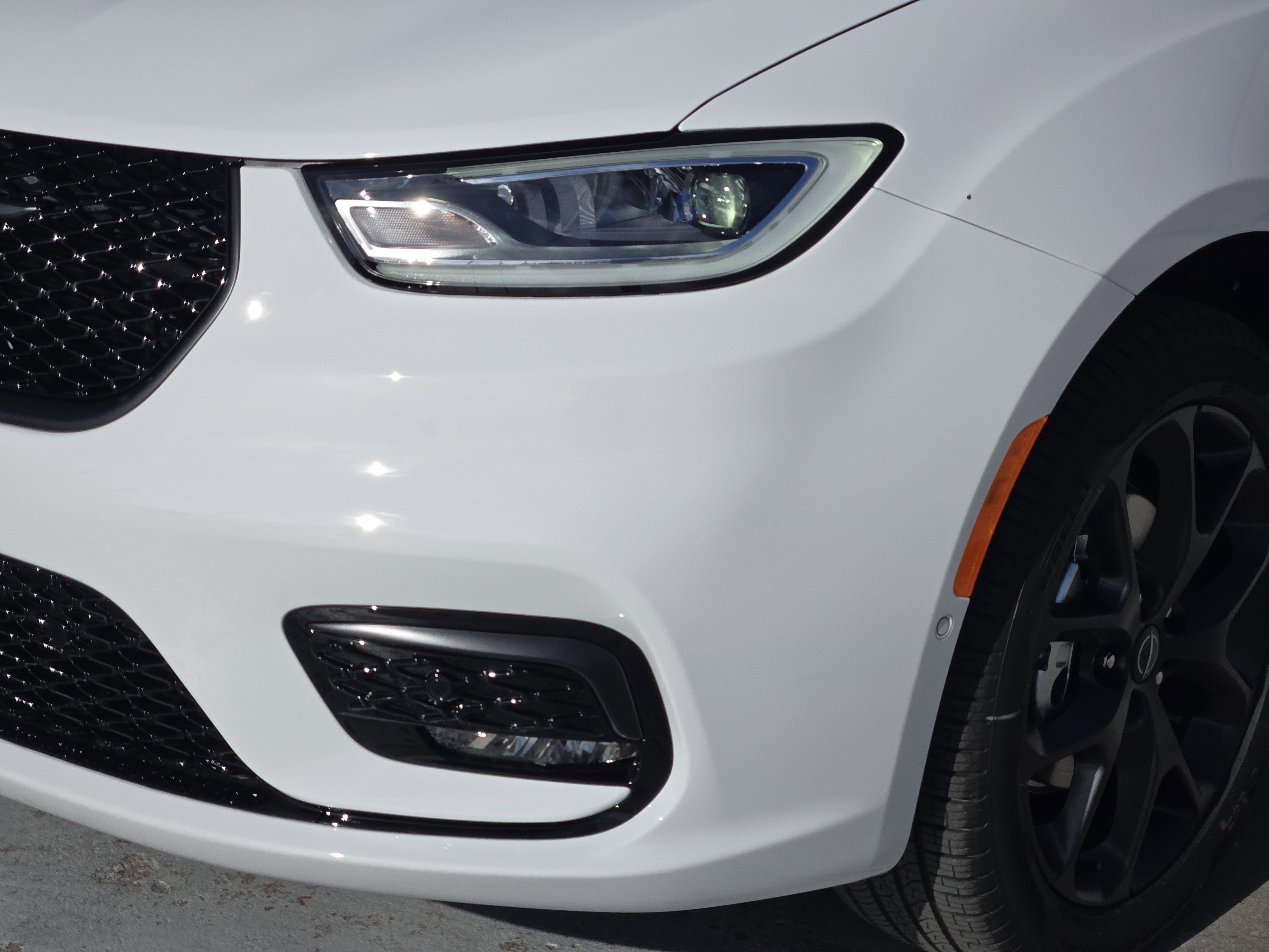 New 2026 Bright White Clear-Coat Exterior Paint Chrysler Select image 6