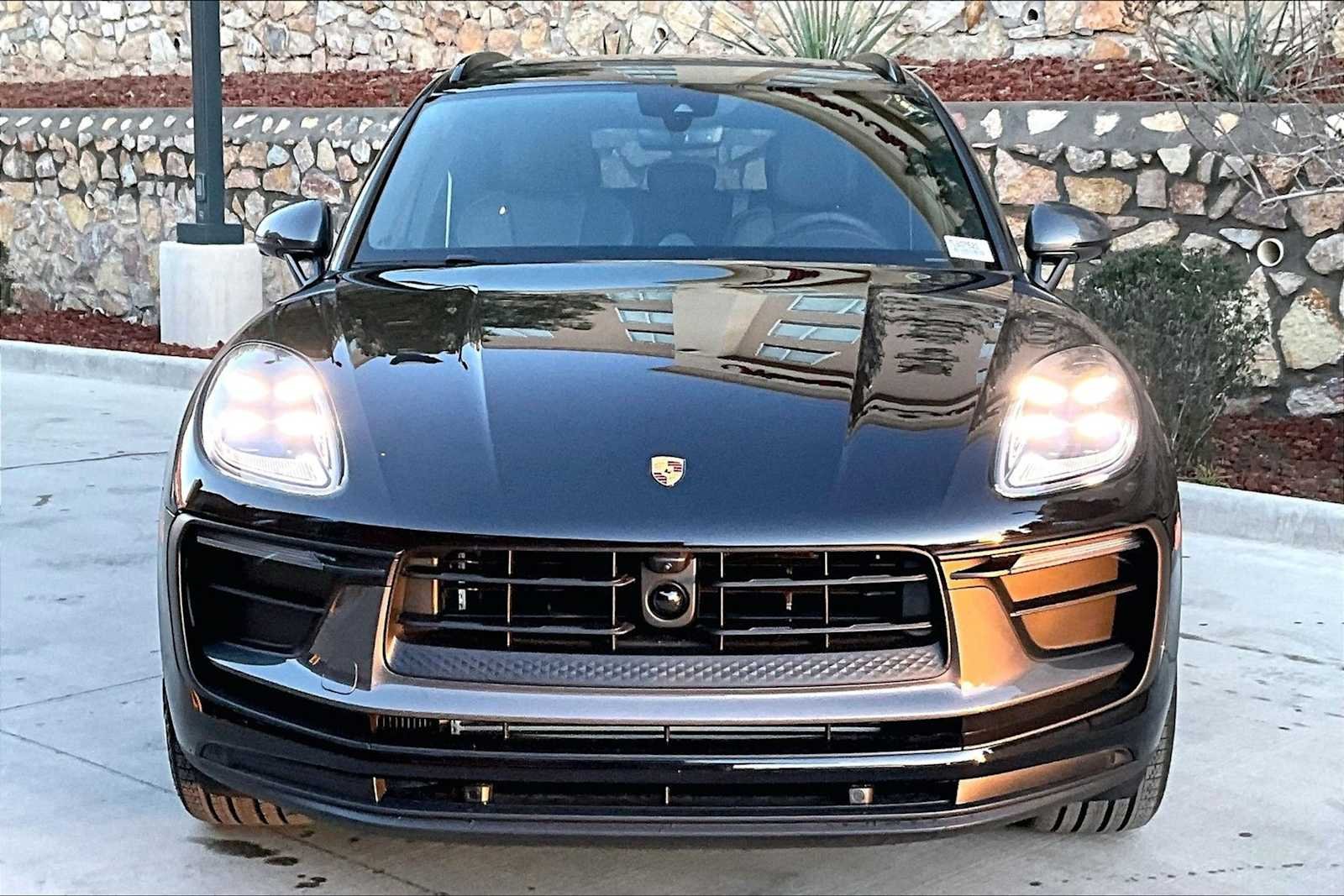 2026 Porsche Macan T - Photo 10
