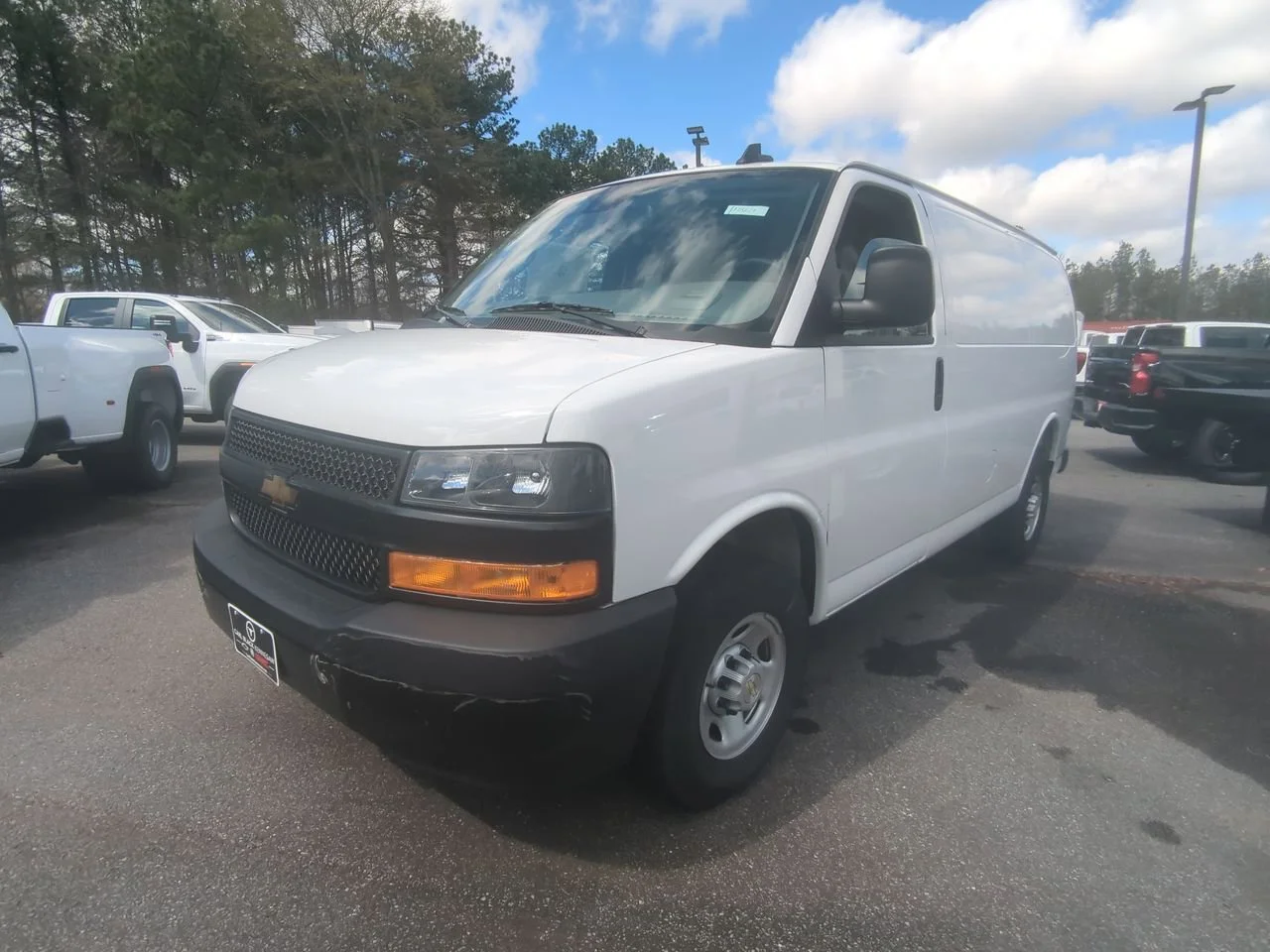 New 2025 Summit White Chevrolet WT image 4
