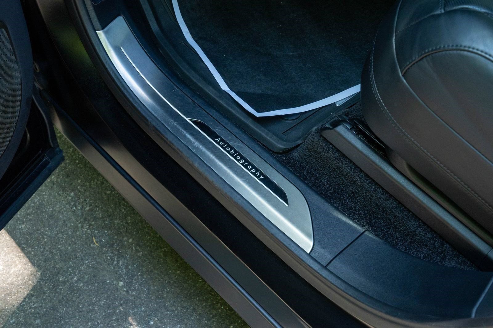 Used 2025 Obsidian Black SV Bespoke Ultra Metallic Satin Land Rover Autobiography image 19
