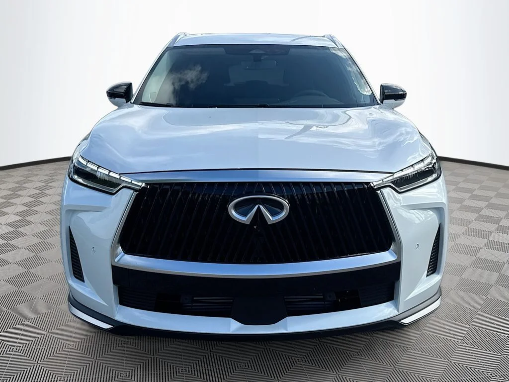 Used 2027 White INFINITI LUXE image 2