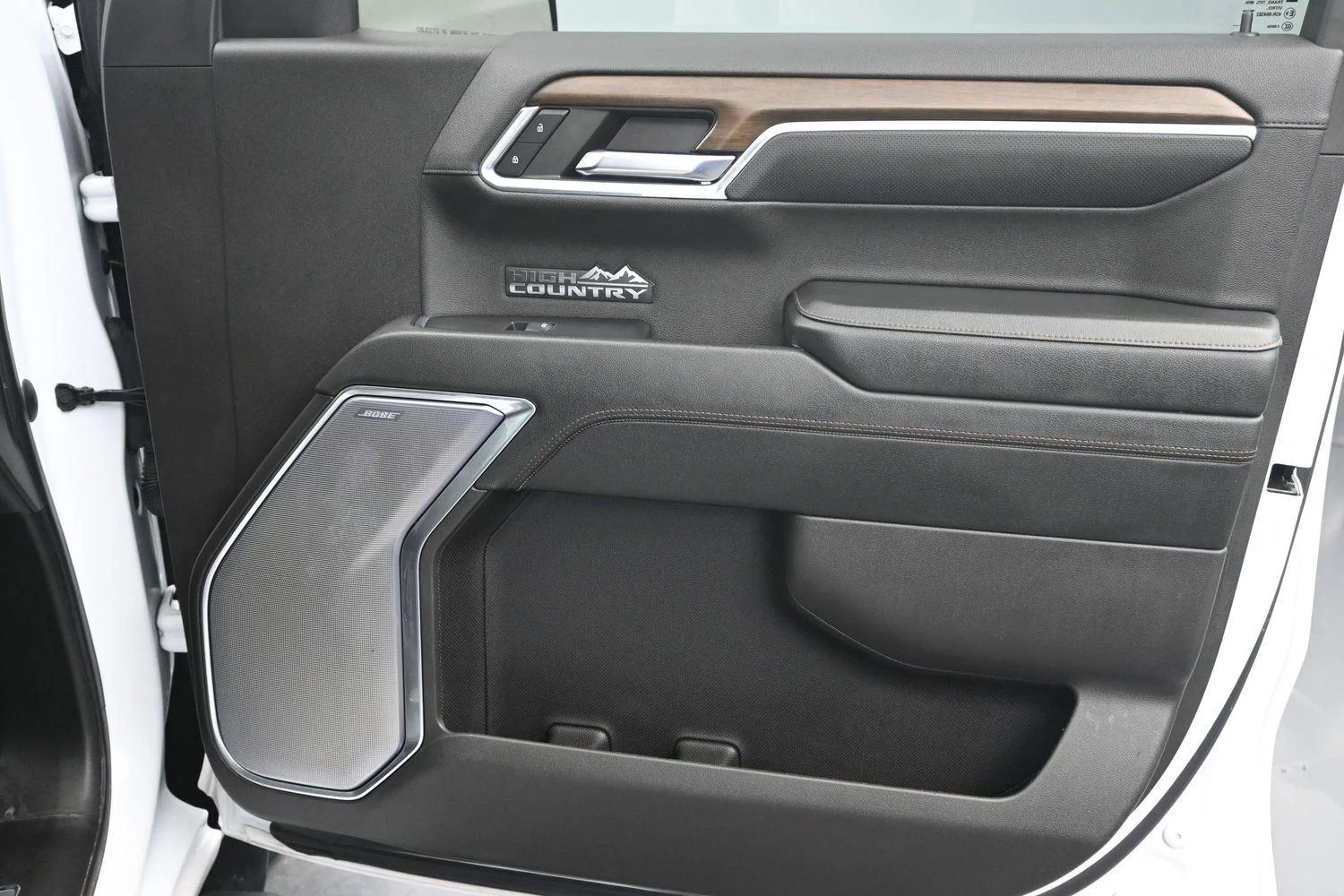 Used 2023 Iridescent Pearl Tricoat Chevrolet High Country image 10