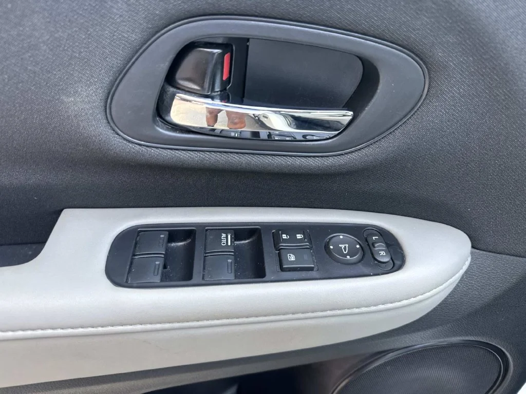 Used 2021 White Honda LX image 28