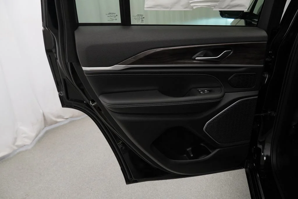 New 2026 Diamond Black Crystal Pearl-Coat Exterior Paint Jeep Limited Reserve image 30