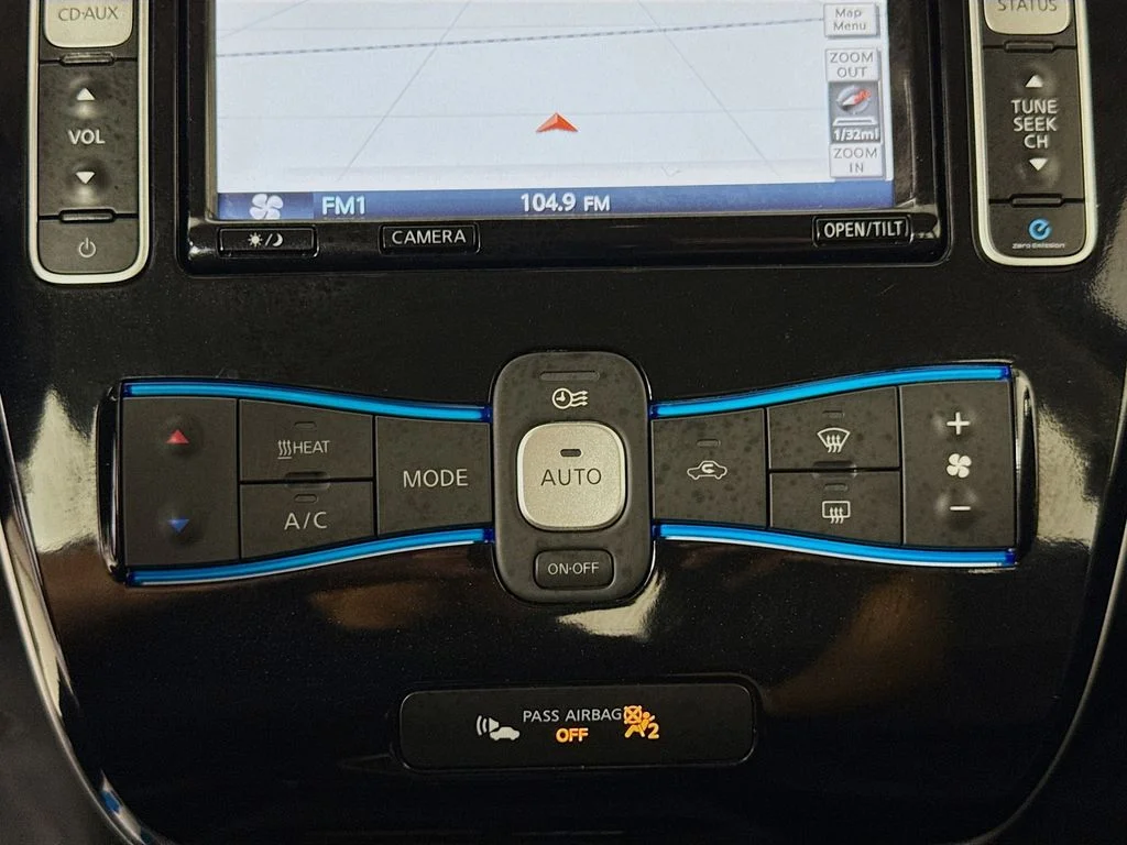 Used 2014 Brilliant Silver Nissan SL image 20