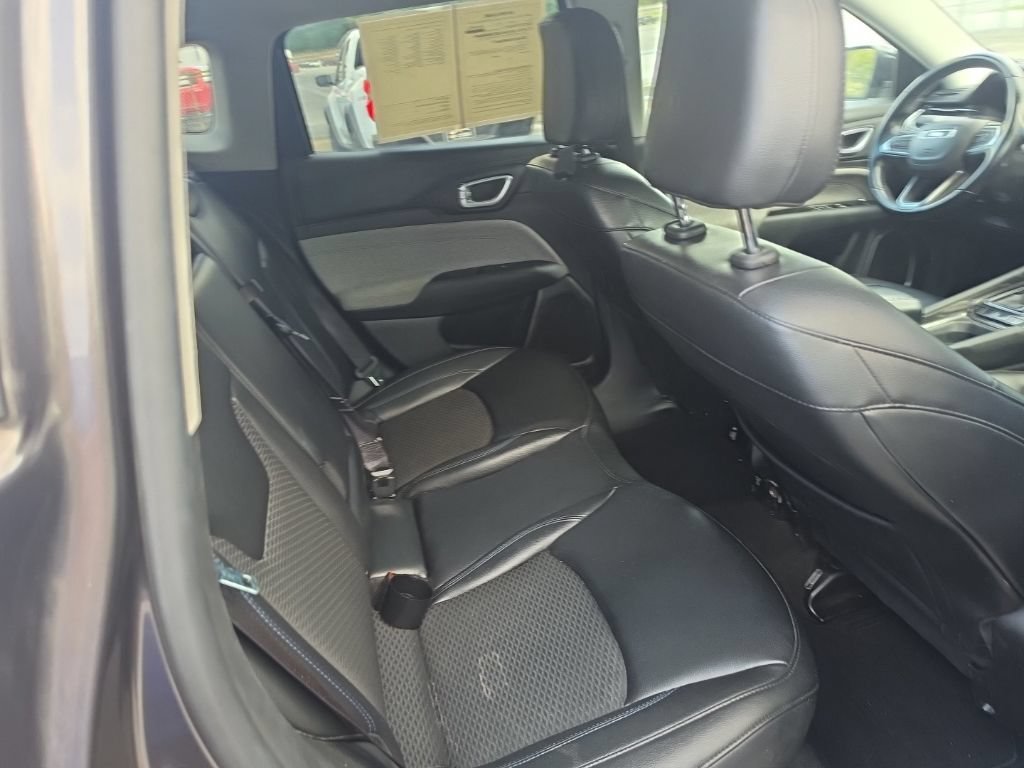 Used 2022 Gray Jeep Latitude FWD image 30