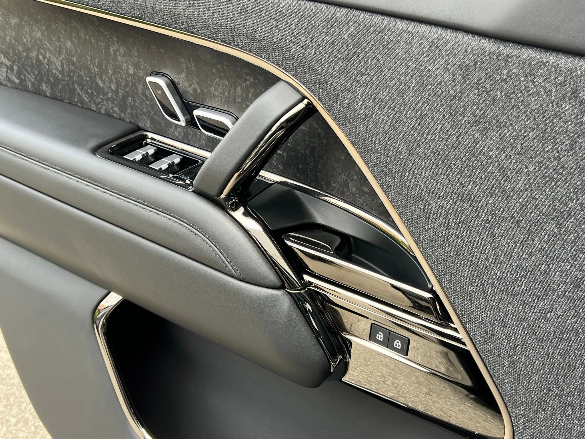 Used 2025 Gray Land Rover Autobiography image 20