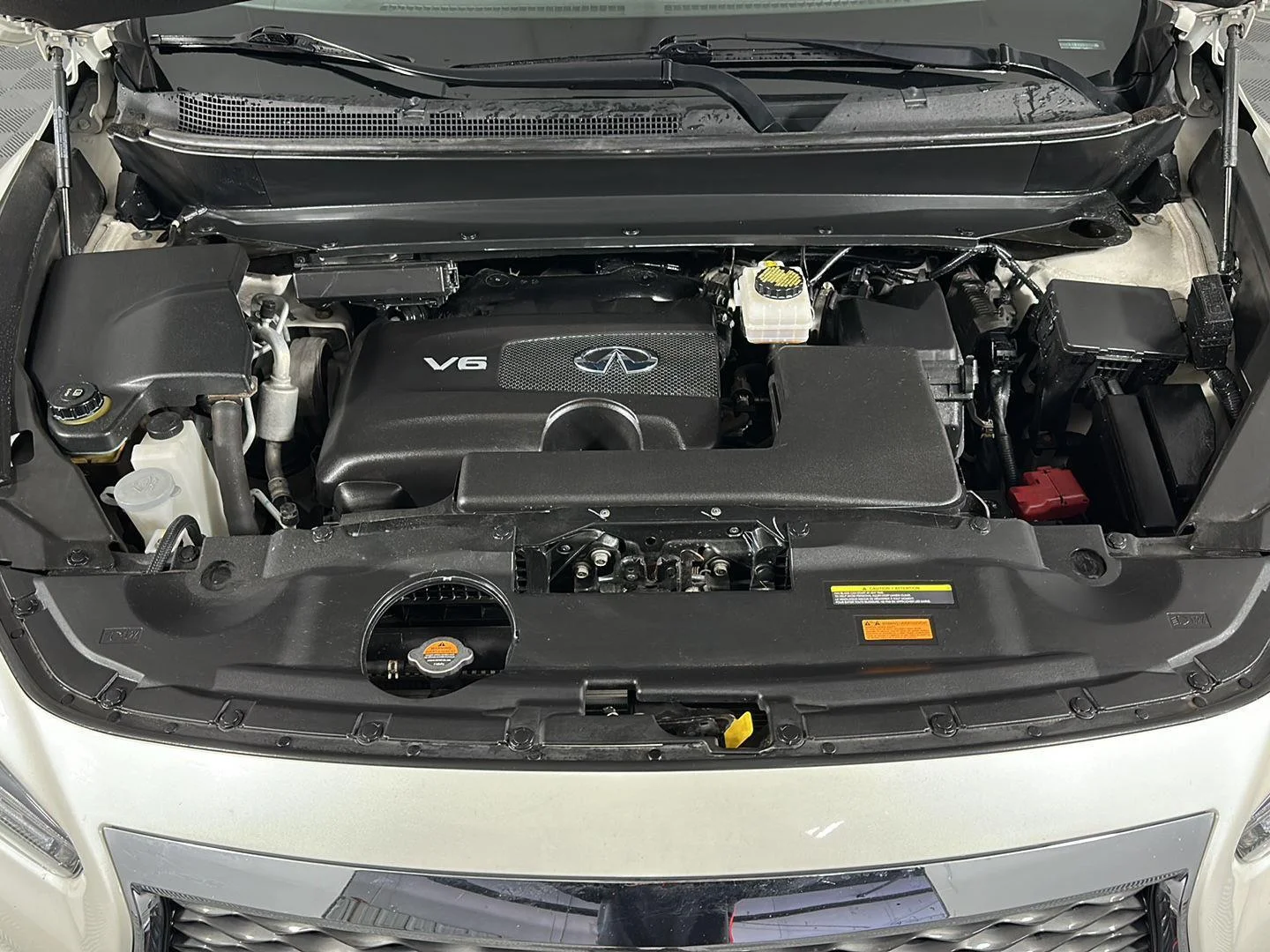 Used 2019 Majestic White INFINITI LUXE image 17