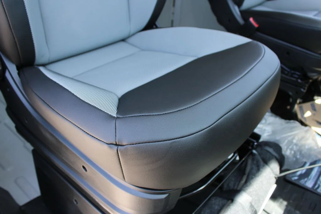 New 2026 Bright White Clear-Coat Exterior Paint Ram Low Roof image 12