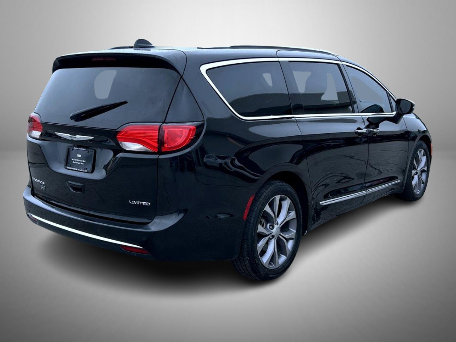 Used 2020 Black Chrysler Limited image 5