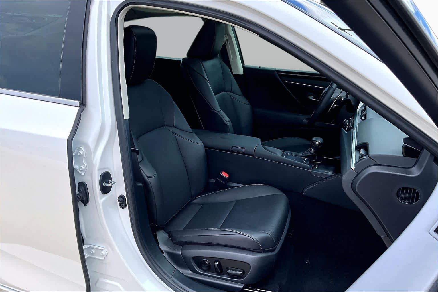 Used 2020 Eminent White Pearl Lexus  image 9