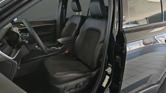 New 2026 Diamond Black Crystal Pearl-Coat Exterior Paint Jeep Altitude image 9