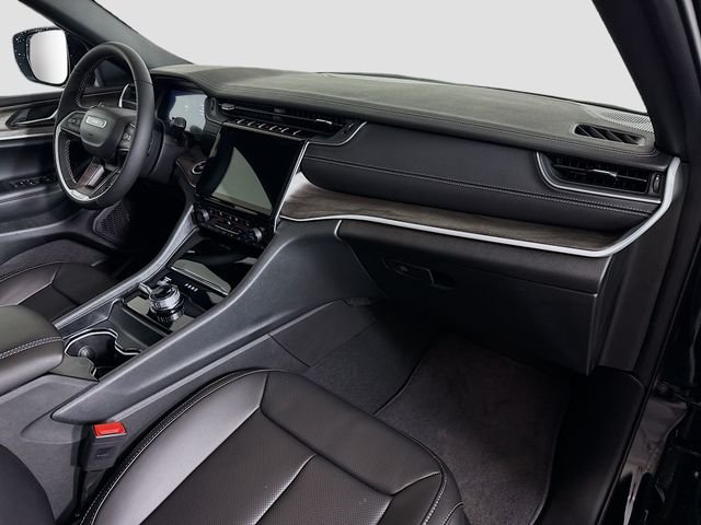 New 2025 Diamond Black Crystal Pearl-Coat Exterior Paint Jeep Limited image 30