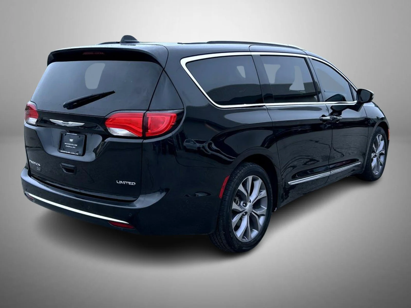 Used 2020 Black Chrysler Limited image 5