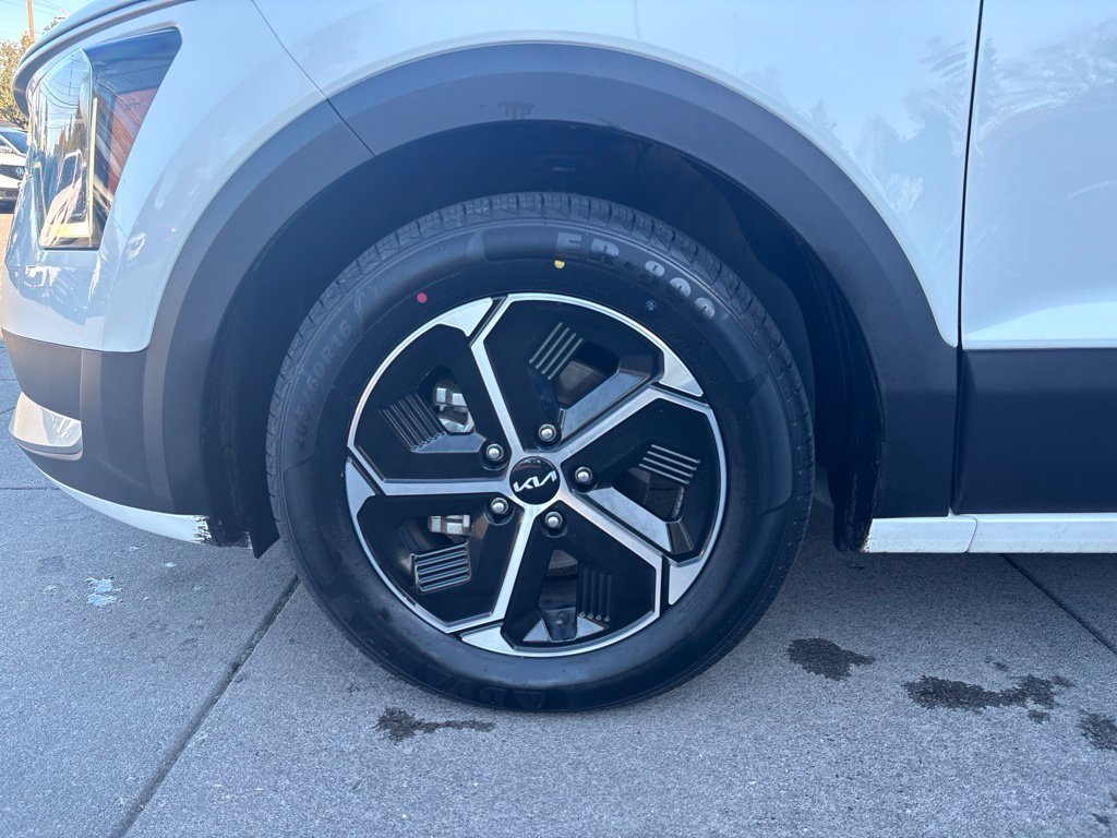 Used 2025 Snow White Pearl Kia LX image 12