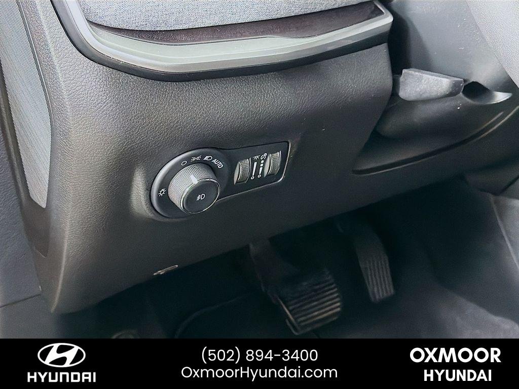 Used 2023 Diamond Black Crystal Pearlcoat Jeep Latitude Lux image 10