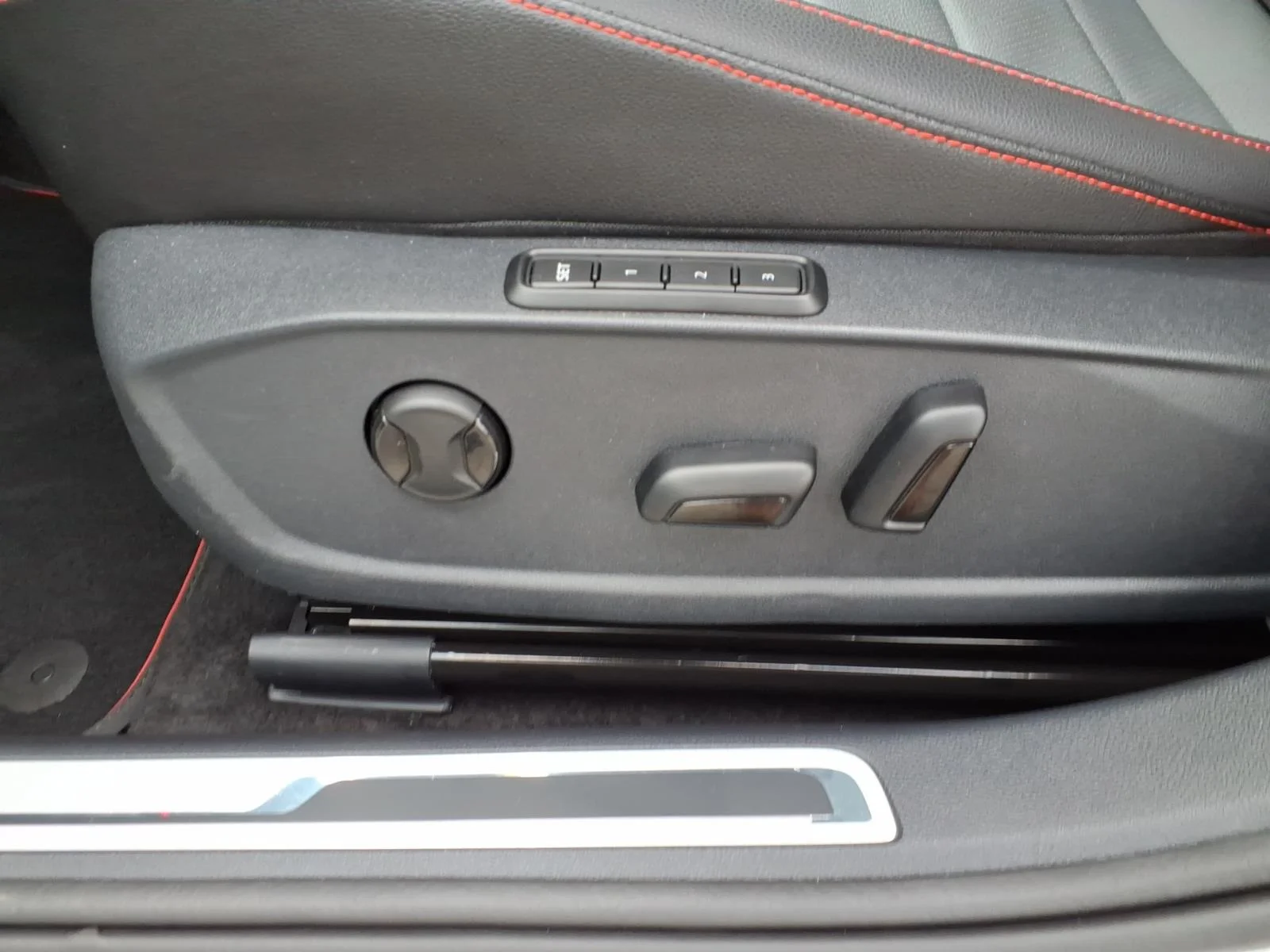 Certified Used 2025 Pure White Volkswagen Autobahn image 17