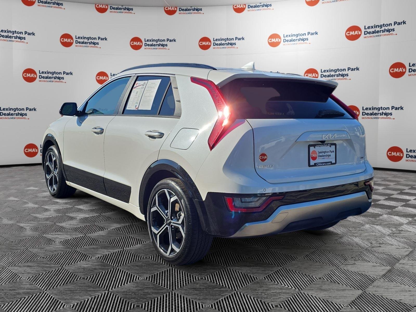 Used 2023 Snow White Pearl Kia SX Touring image 5