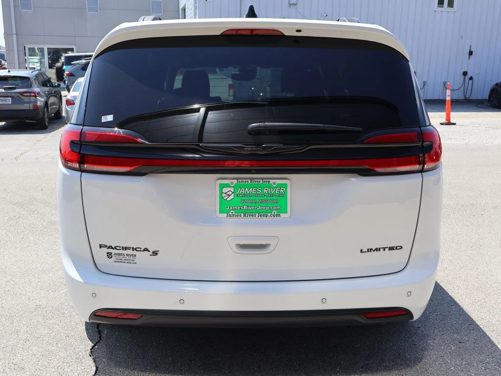 Used 2025 White Chrysler Limited image 4