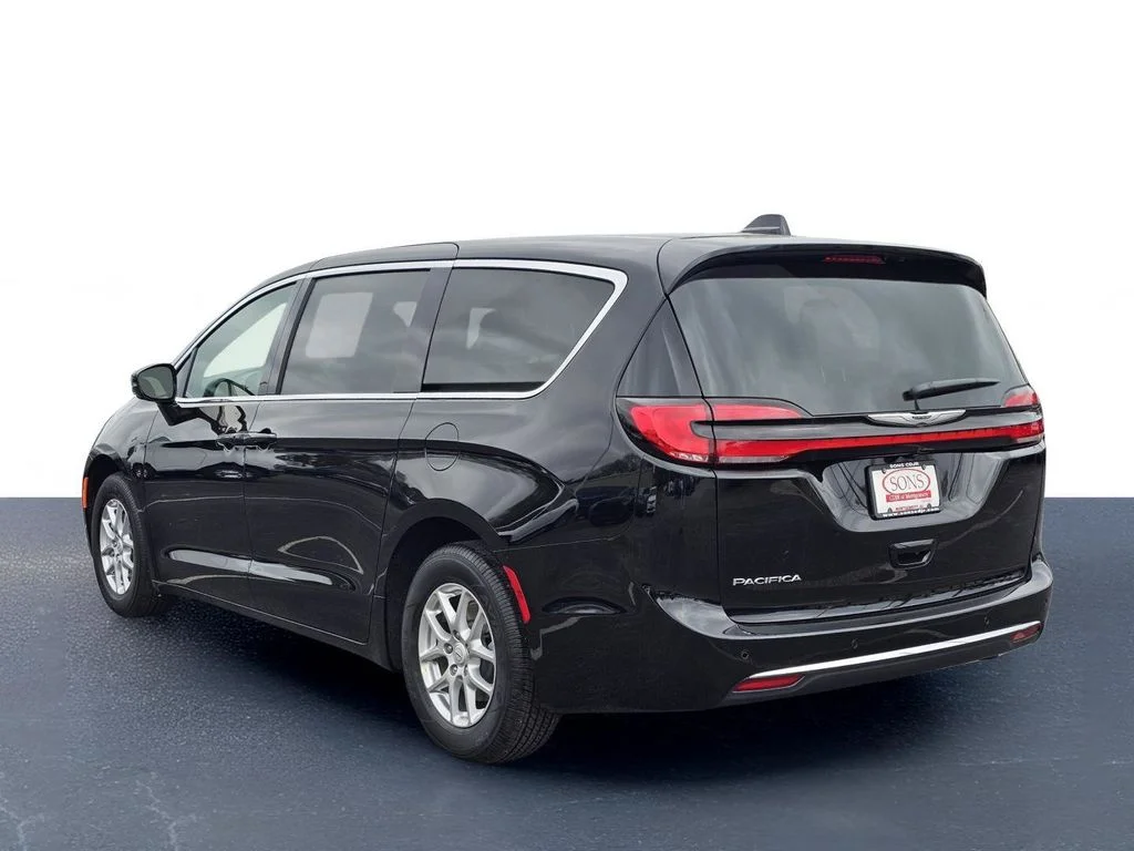 New 2026 Diamond Black Crystal Pearl-Coat Exterior Paint Chrysler Select image 12