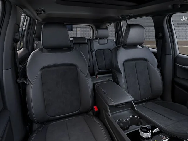 New 2026 Diamond Black Crystal Pearl-Coat Exterior Paint Jeep Altitude image 20